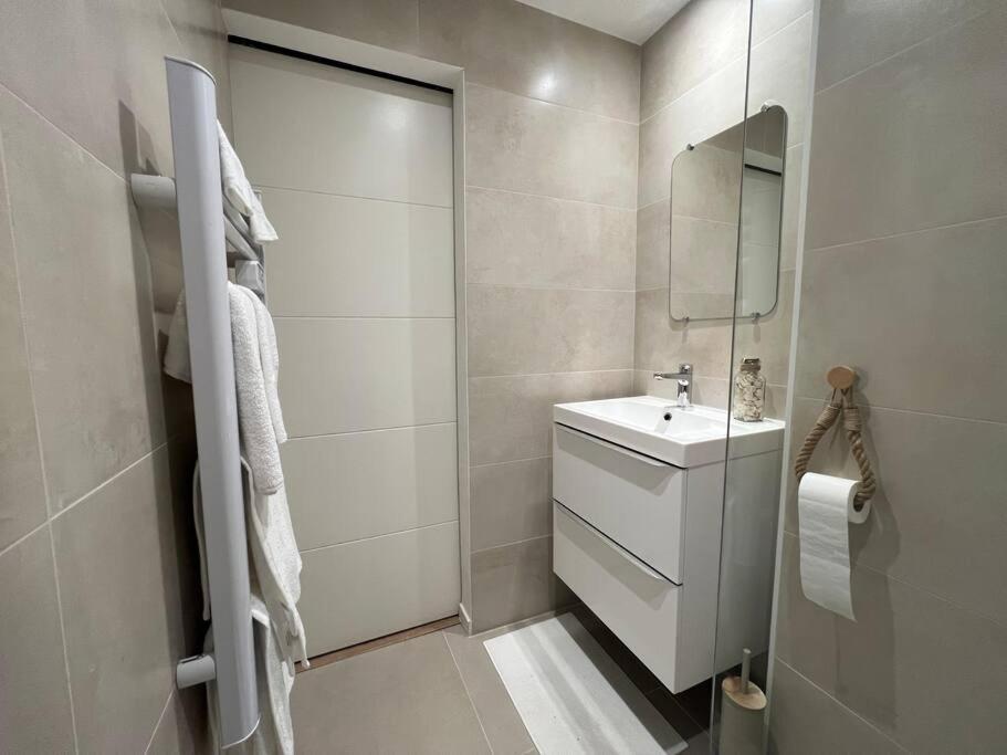Apartment *la Pampa, Studio, Parking, Clim, Hopitaux/fac* *